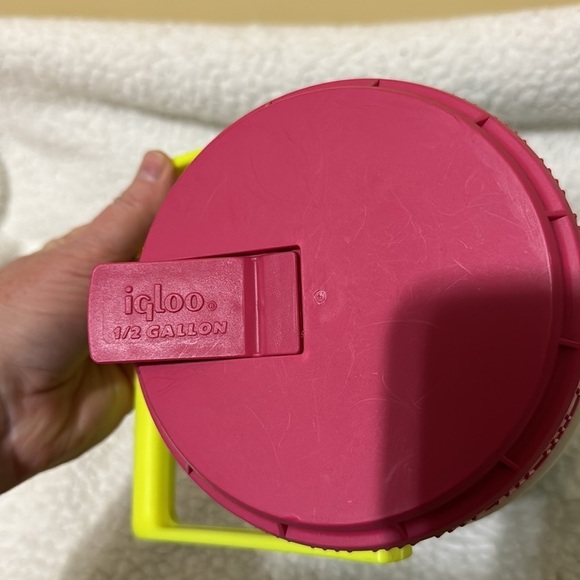 Vintage igloo 1/2 gallon water Jug cooler - Picture 4 of 7